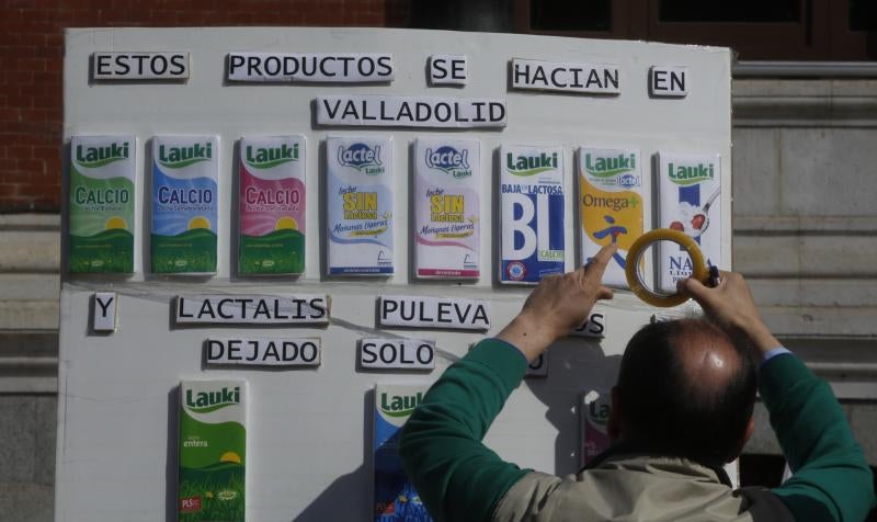 Trabajadores de Lauki reparten 2.000 litros de leche en la Plaza Mayor de Valladolid en protesta por el cierre de la planta
