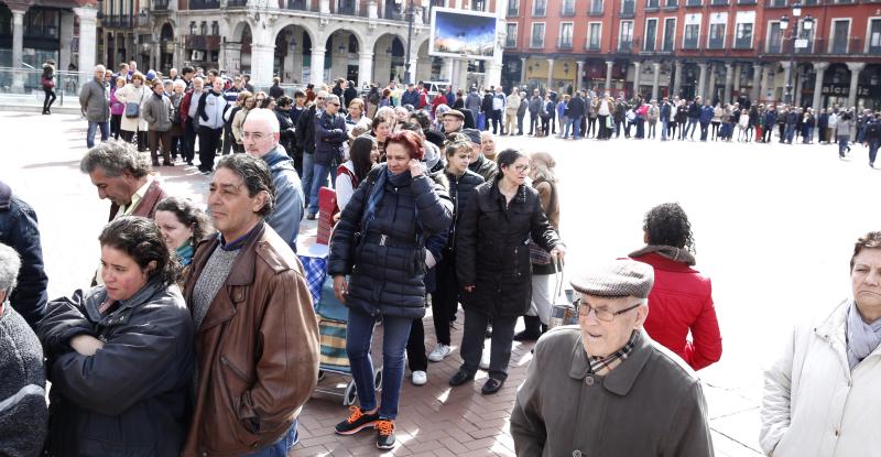 Trabajadores de Lauki reparten 2.000 litros de leche en la Plaza Mayor de Valladolid en protesta por el cierre de la planta