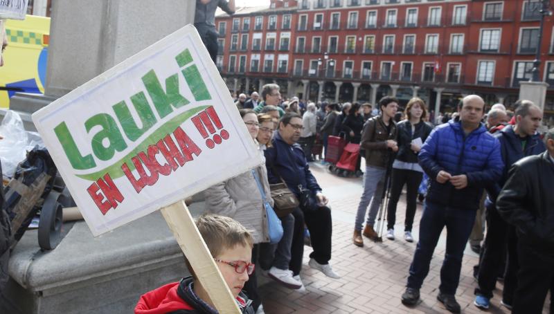 Trabajadores de Lauki reparten 2.000 litros de leche en la Plaza Mayor de Valladolid en protesta por el cierre de la planta