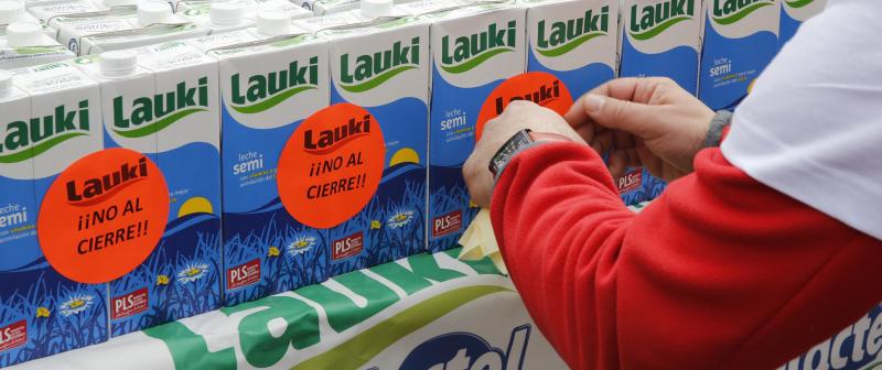 Trabajadores de Lauki reparten 2.000 litros de leche en la Plaza Mayor de Valladolid en protesta por el cierre de la planta