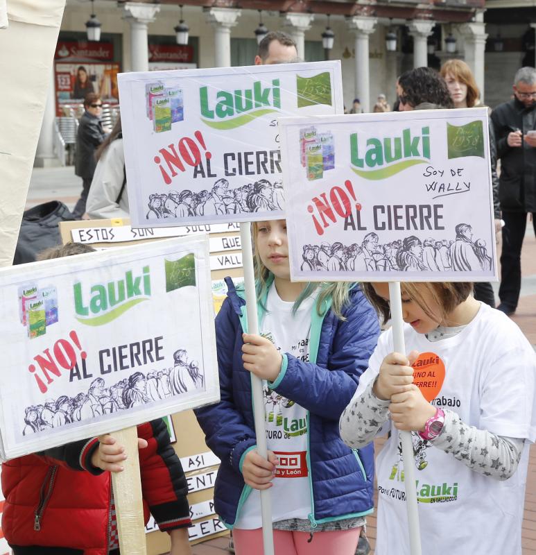 Trabajadores de Lauki reparten 2.000 litros de leche en la Plaza Mayor de Valladolid en protesta por el cierre de la planta