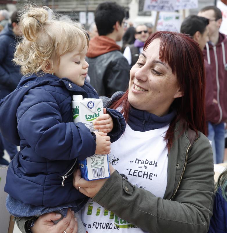 Trabajadores de Lauki reparten 2.000 litros de leche en la Plaza Mayor de Valladolid en protesta por el cierre de la planta