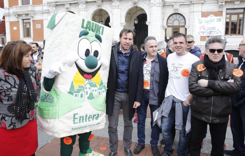 Trabajadores de Lauki reparten 2.000 litros de leche en la Plaza Mayor de Valladolid en protesta por el cierre de la planta