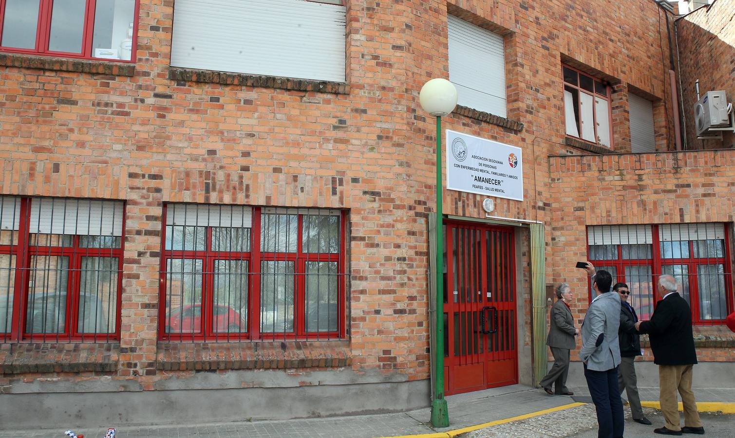 La presidenta de las Cortes, Silvia Clemente, inaugura las nuevas instalaciones de la asociación Amanecer de Segovia