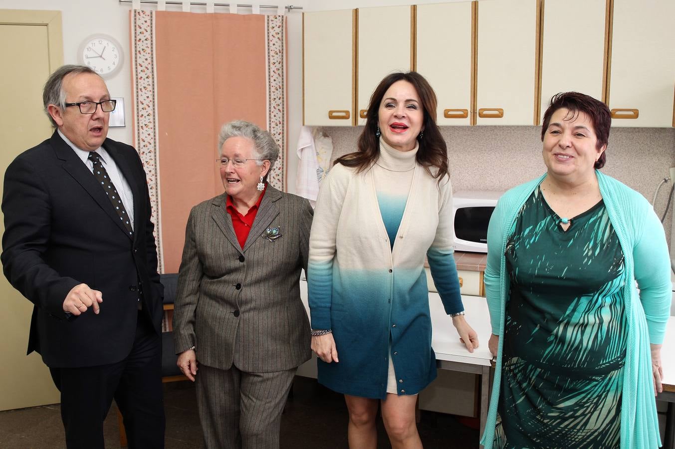 La presidenta de las Cortes, Silvia Clemente, inaugura las nuevas instalaciones de la asociación Amanecer de Segovia