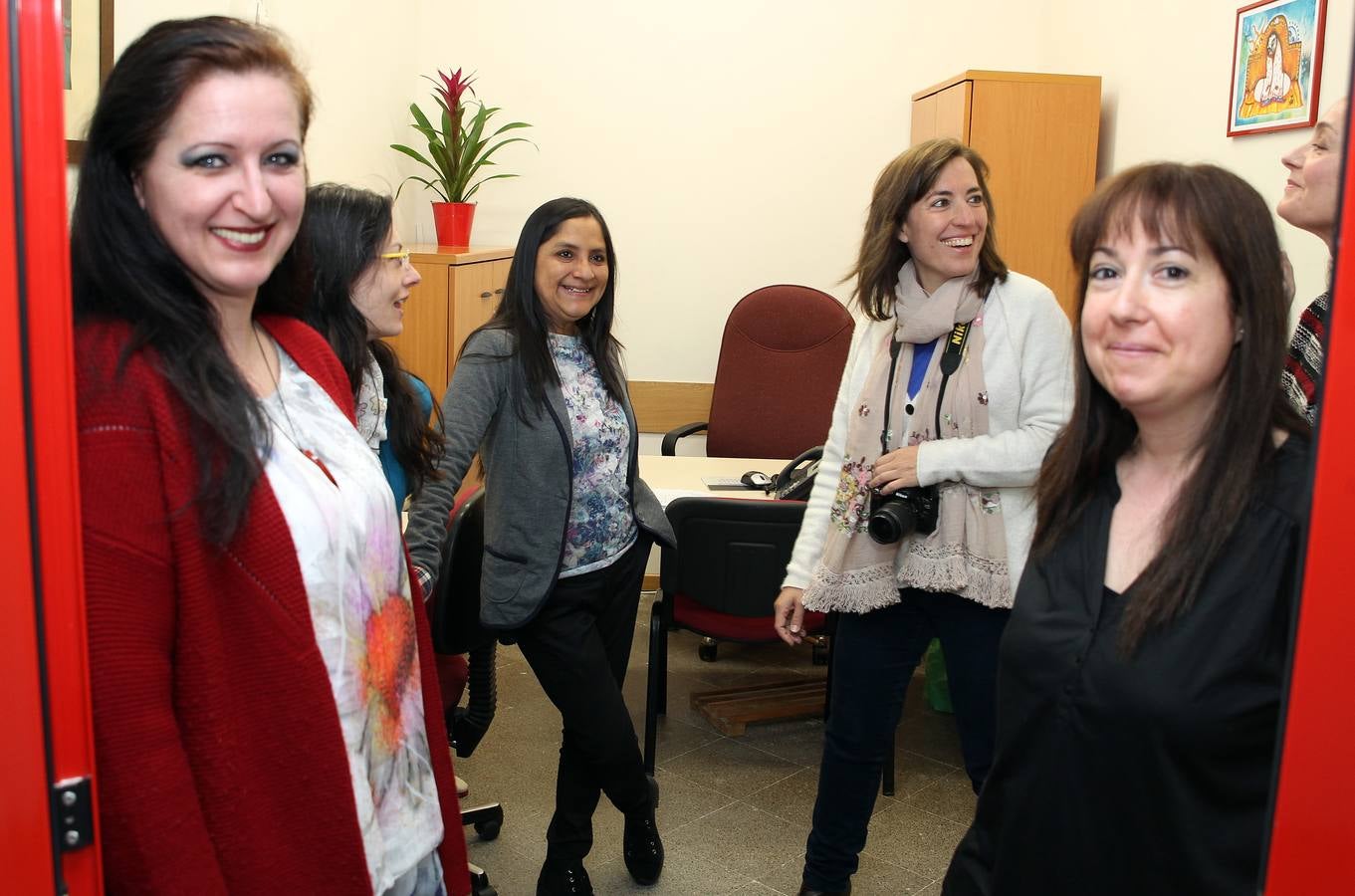 La presidenta de las Cortes, Silvia Clemente, inaugura las nuevas instalaciones de la asociación Amanecer de Segovia