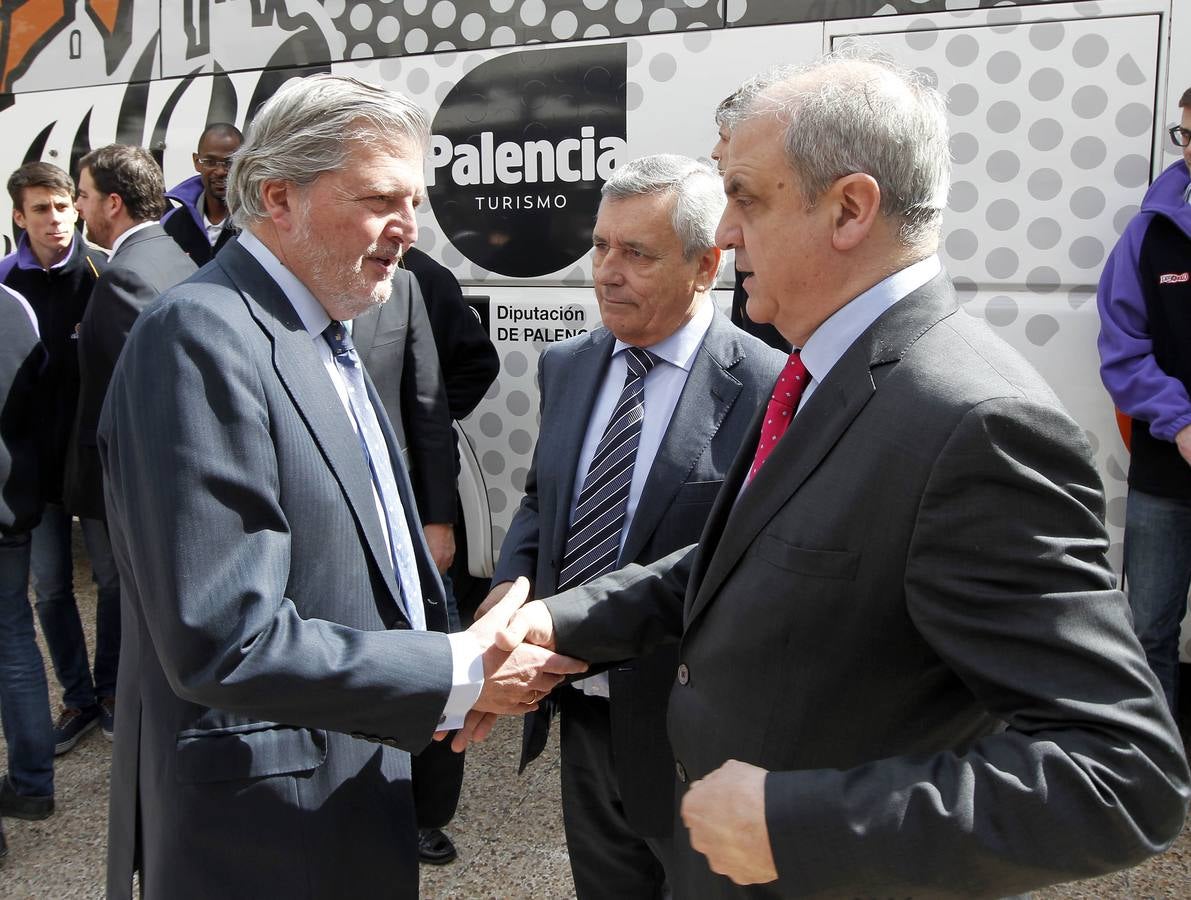 El ministro de Educación, Cultura y Deporte, Íñigo Méndez de Vigo, recibe al equipo de baloncesto  Palencia Quesos Cerrato