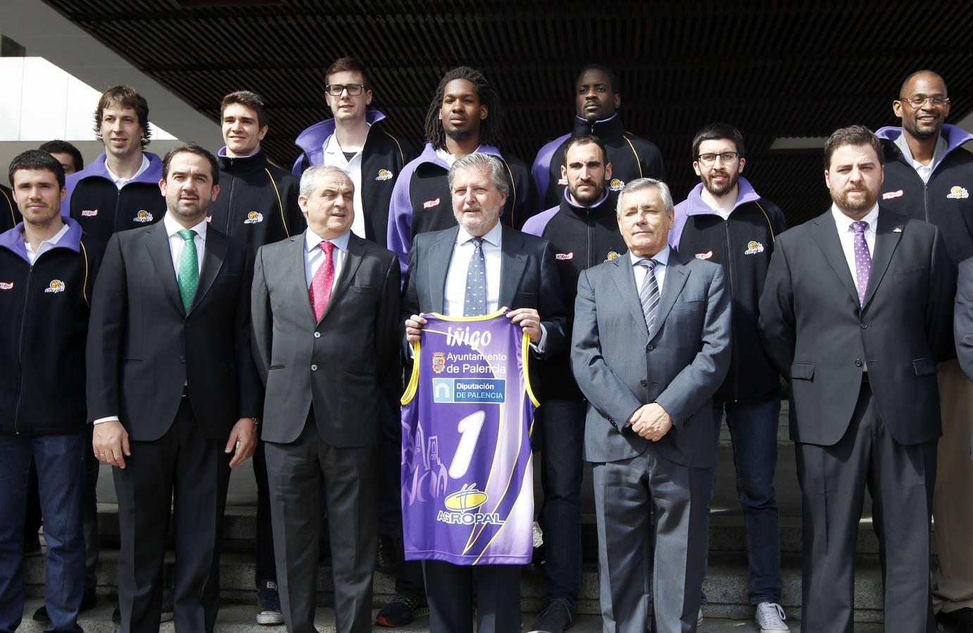 El ministro de Educación, Cultura y Deporte, Íñigo Méndez de Vigo, recibe al equipo de baloncesto  Palencia Quesos Cerrato