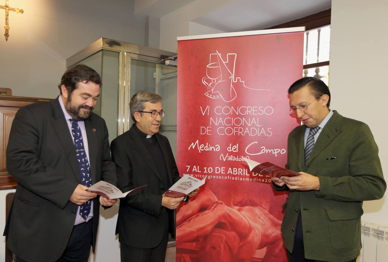28.10.15 Carlos García, Luis Argüello y Javier Burrieza hojean el programa del VI Congreso Nacional de Cofradías de Medina del Campo.