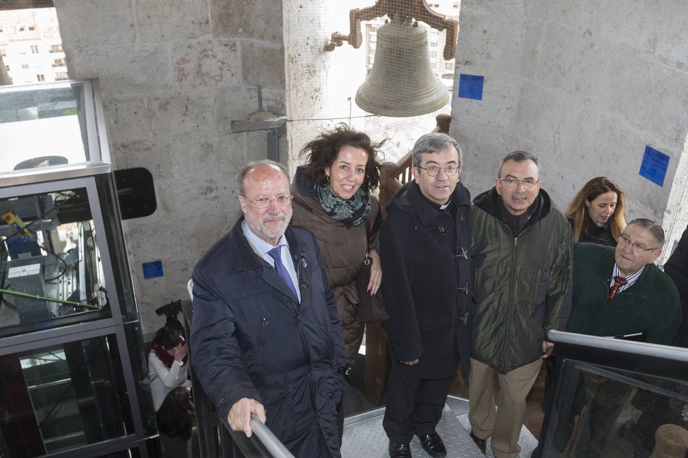 19.03.15 El alcalde, Francisco Javier León de la Riva; la concejala de Cultura, Mercedes Cantalapiedra; el vicario, Luis Argüello, y el presidente de los Amigos de la Catedral, Miguel Ángel Villamañán en la planta del campanario de la Catedral de Valladolid.