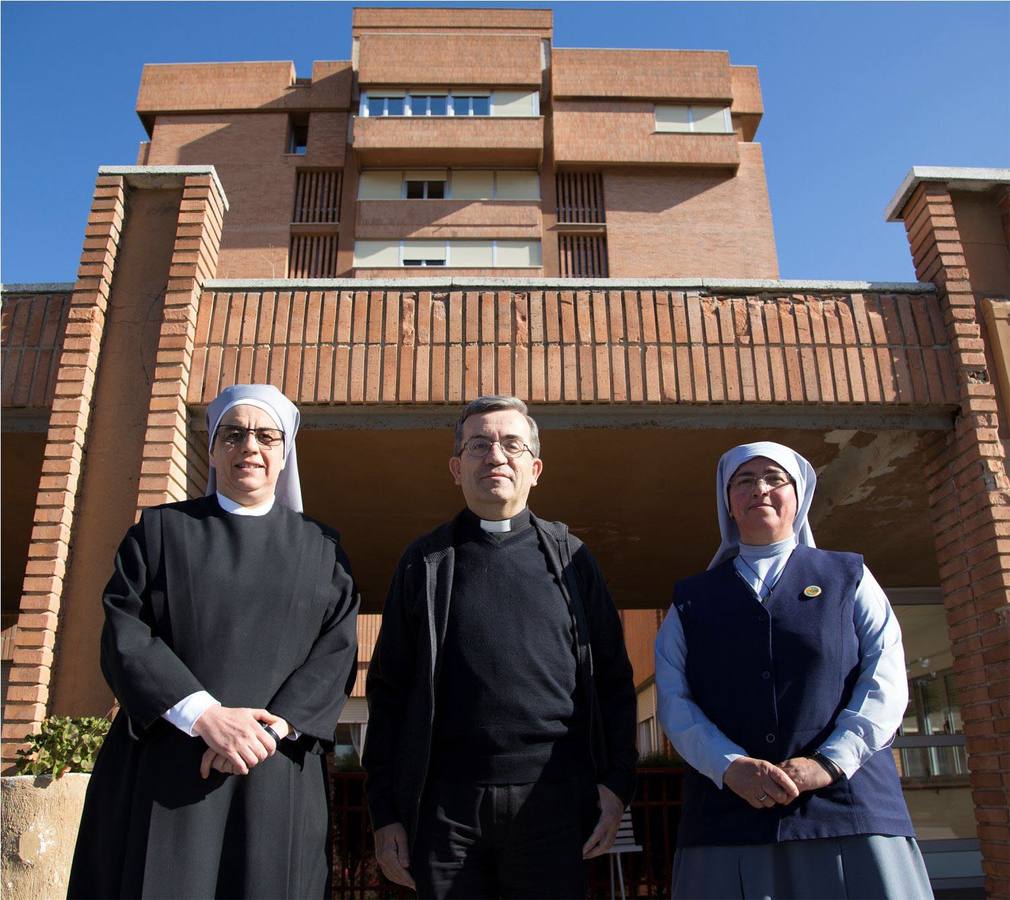 26.05.14 Sor Elena, Luis Argüello y sor Domitila formalizan la venta de la residencia de las Hermanitas de los Pobres a favor de las religiosas de la congregación de Marta y María.