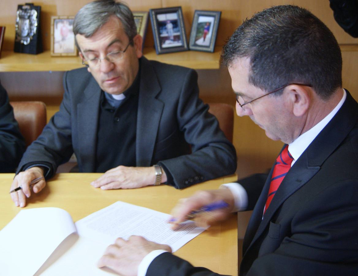02.03.12 Luis Argüello, y el alcalde de Cabezón firman el acuerdo de cesión de la Iglesia del Monasterio de Santa María de Palazuelos a favor del Ayuntameinto de la localidad.