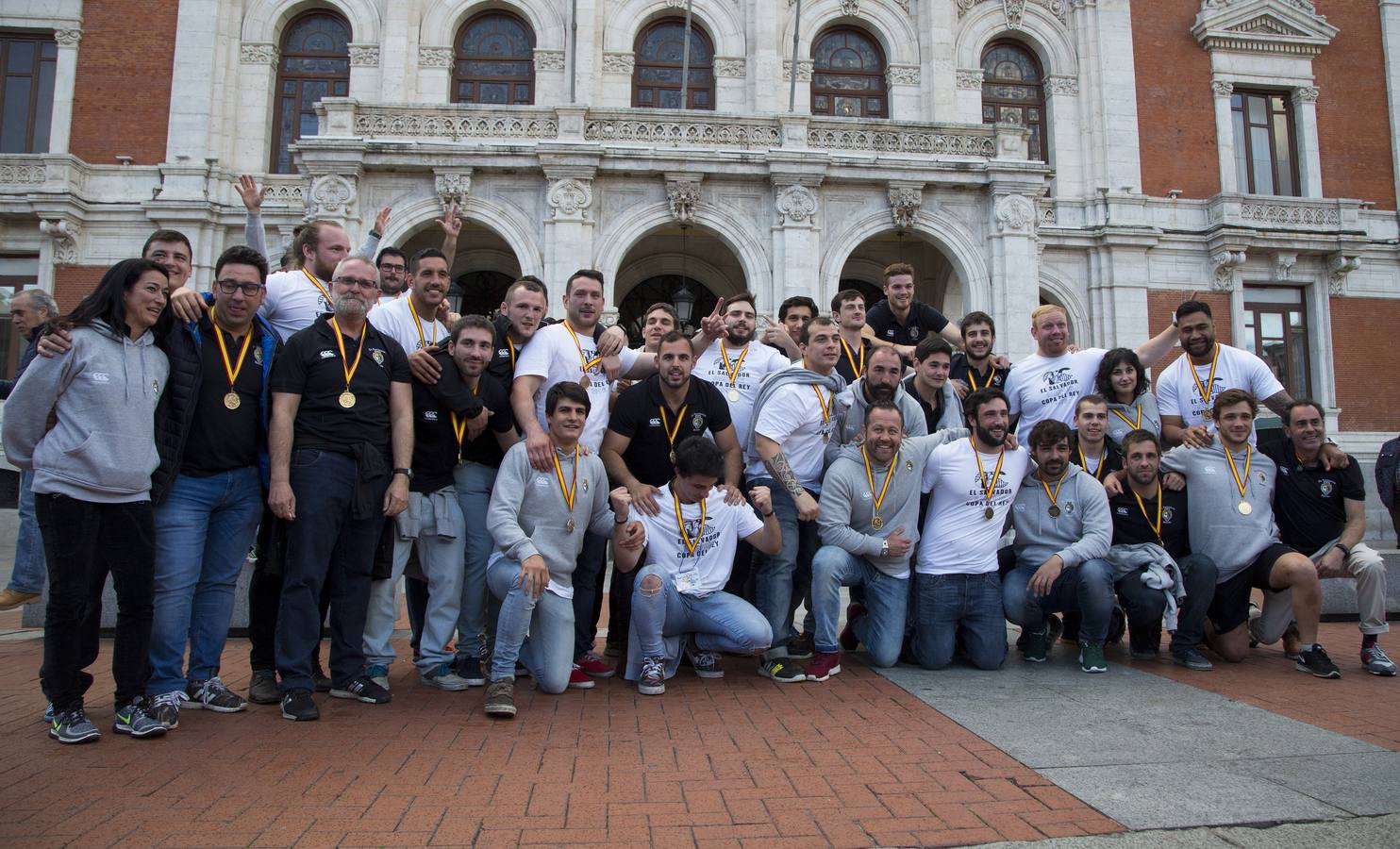 Los jugadores de El Salvador celebran la victoria en la Copa del Rey de rugby en la Plaza Mayor de Valladolid