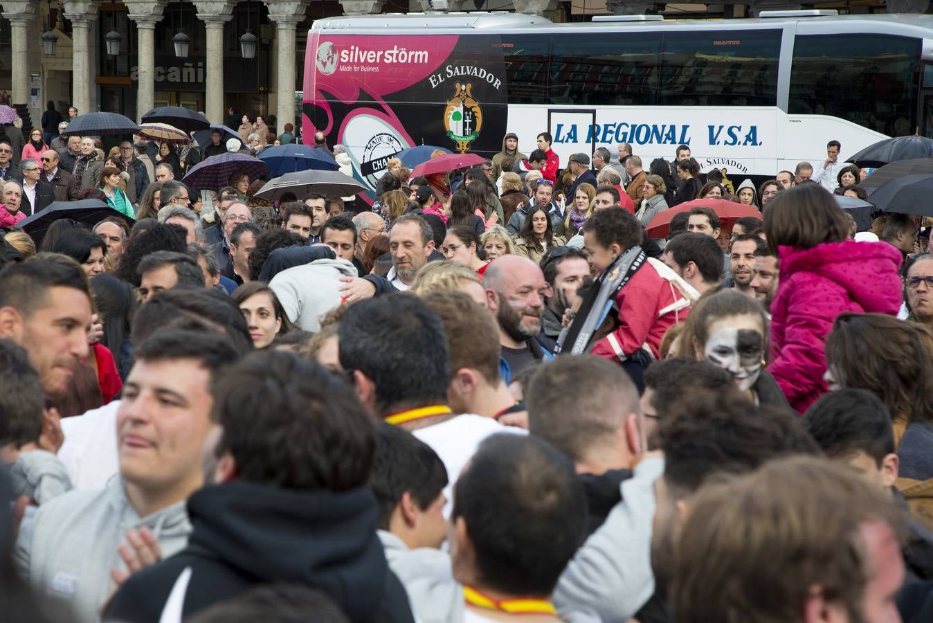 Los jugadores de El Salvador celebran la victoria en la Copa del Rey de rugby en la Plaza Mayor de Valladolid