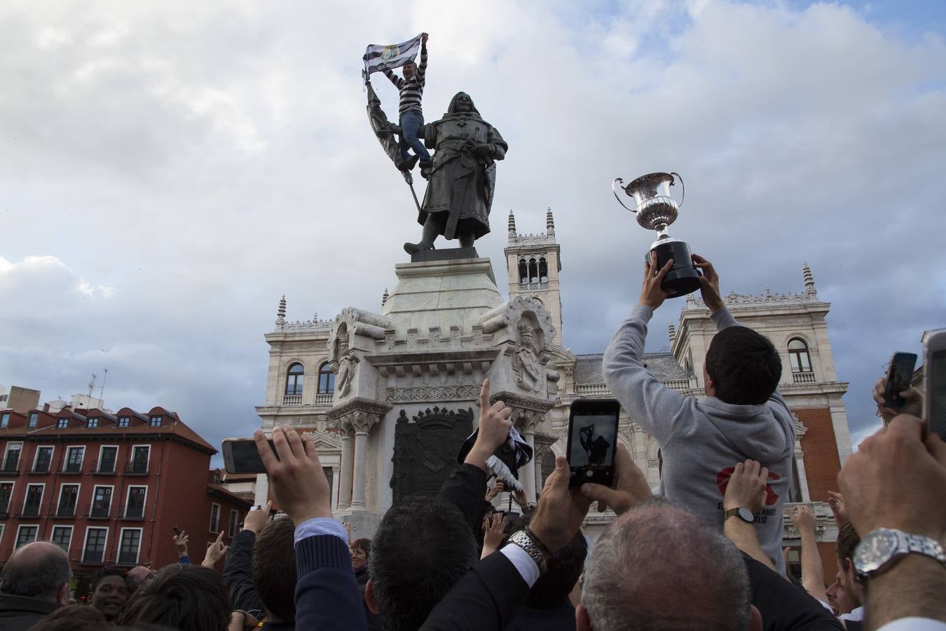 Los jugadores de El Salvador celebran la victoria en la Copa del Rey de rugby en la Plaza Mayor de Valladolid