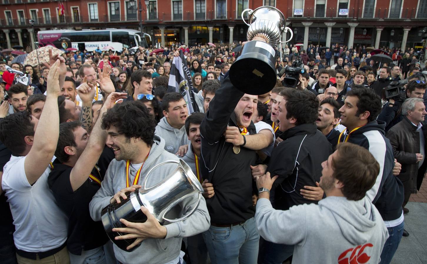 Los jugadores de El Salvador celebran la victoria en la Copa del Rey de rugby en la Plaza Mayor de Valladolid