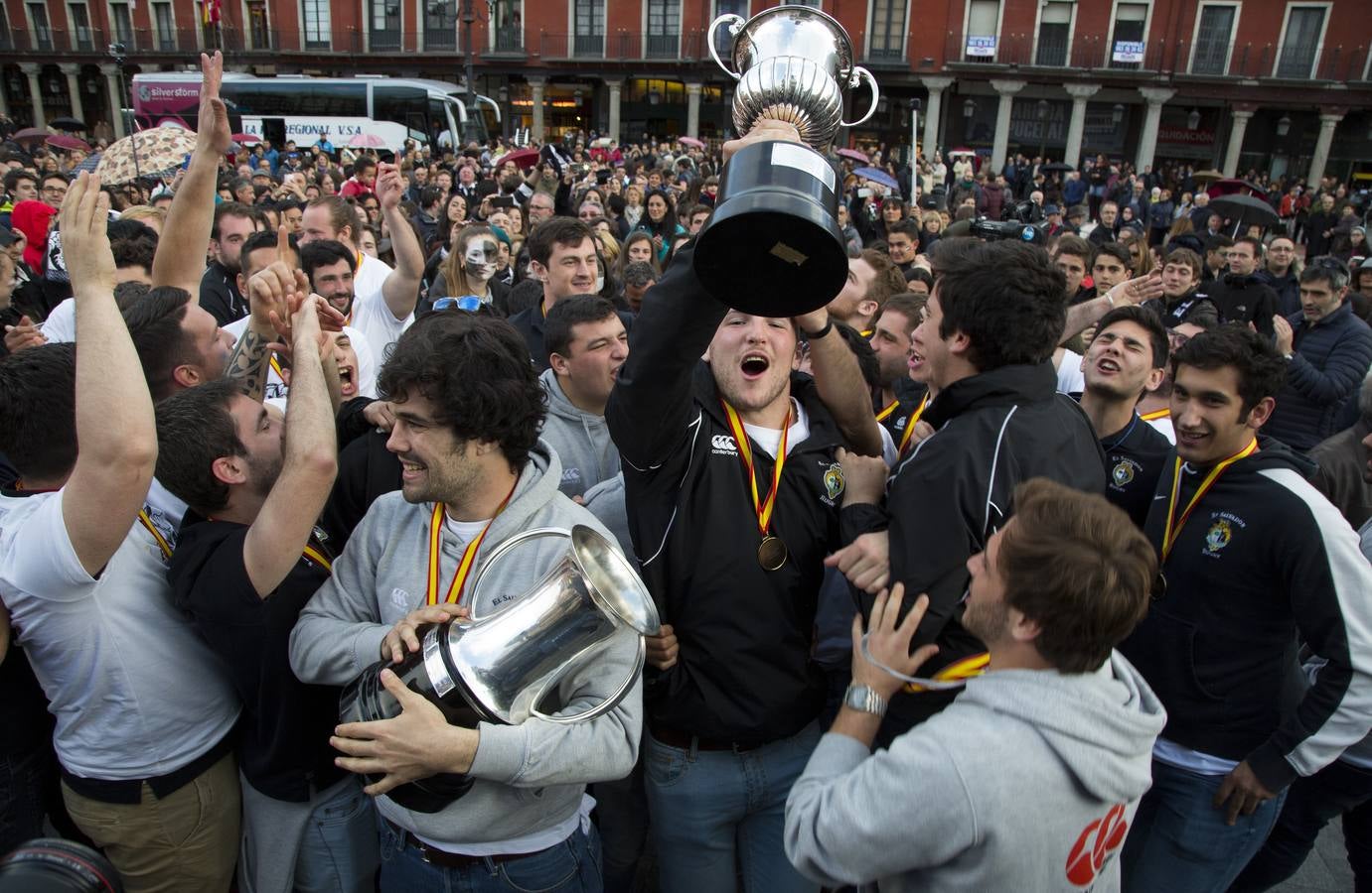 Los jugadores de El Salvador celebran la victoria en la Copa del Rey de rugby en la Plaza Mayor de Valladolid