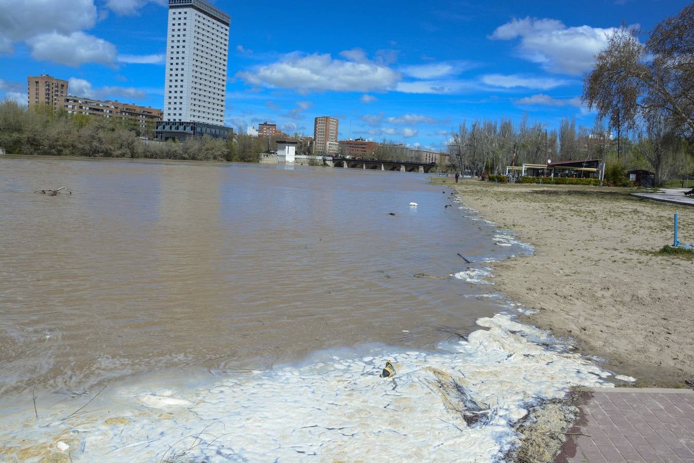 Crecida del Pisuerga a su paso por Valladolid (2/2)