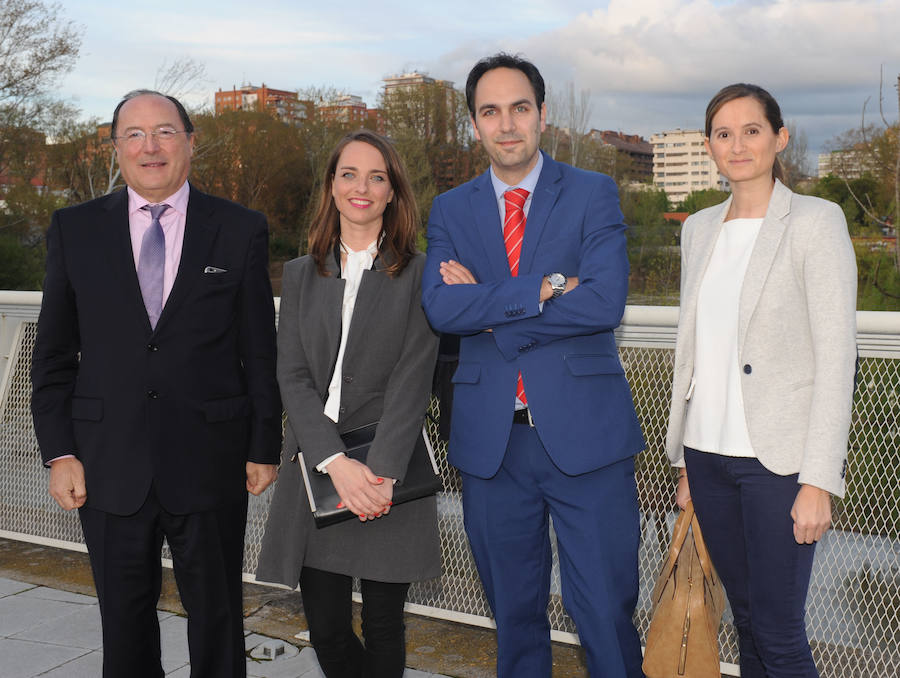 El bodeguero Carlos Moro, con parte el equipo de Comunicación y Marqueting del Grupo Matarromera, Teresa Muñoz, María Argüelles y Remi Sanz, quien finalmente recogió un premio.