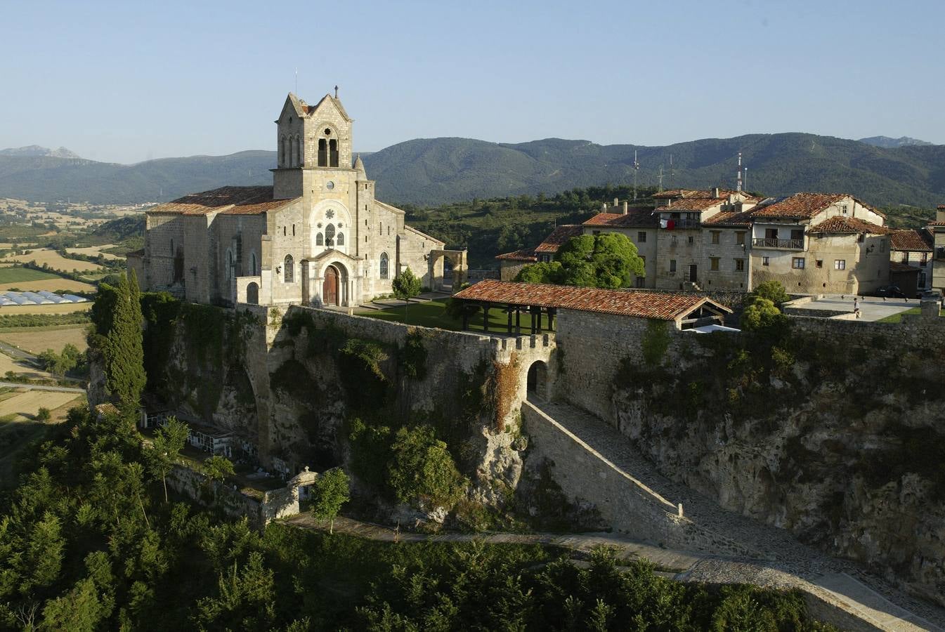 Iglesia de San Vicente de Frías.