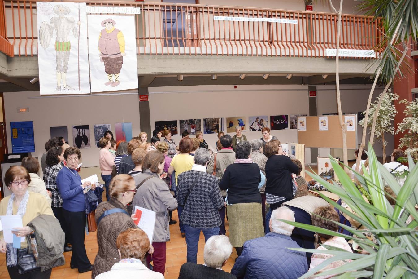 Alumnas de educación de alumnos empapelan del centro cívico de Delicias con refranes extraídos de &#039;El Quijote&#039;