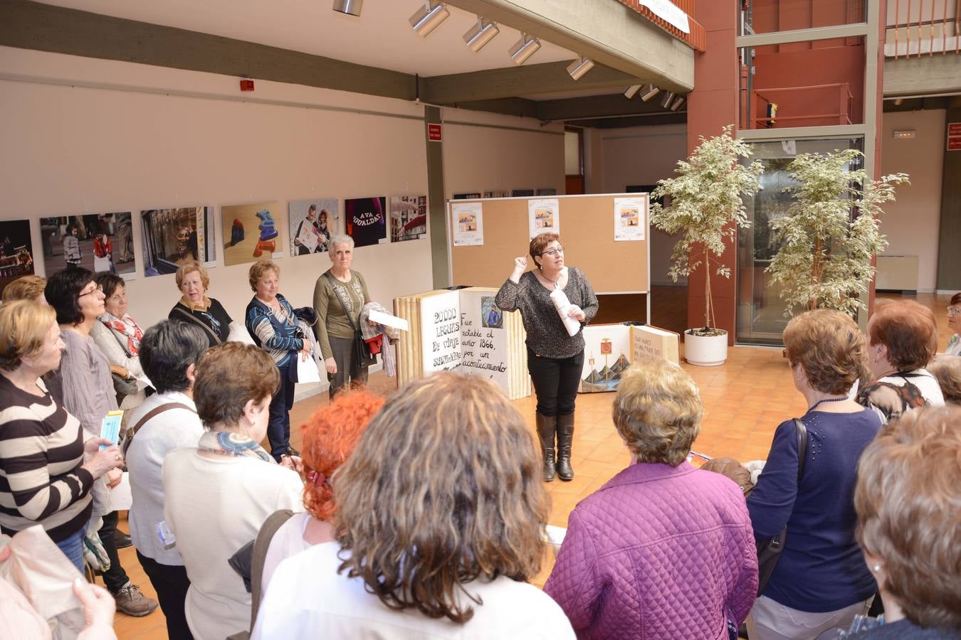 Alumnas de educación de alumnos empapelan del centro cívico de Delicias con refranes extraídos de &#039;El Quijote&#039;
