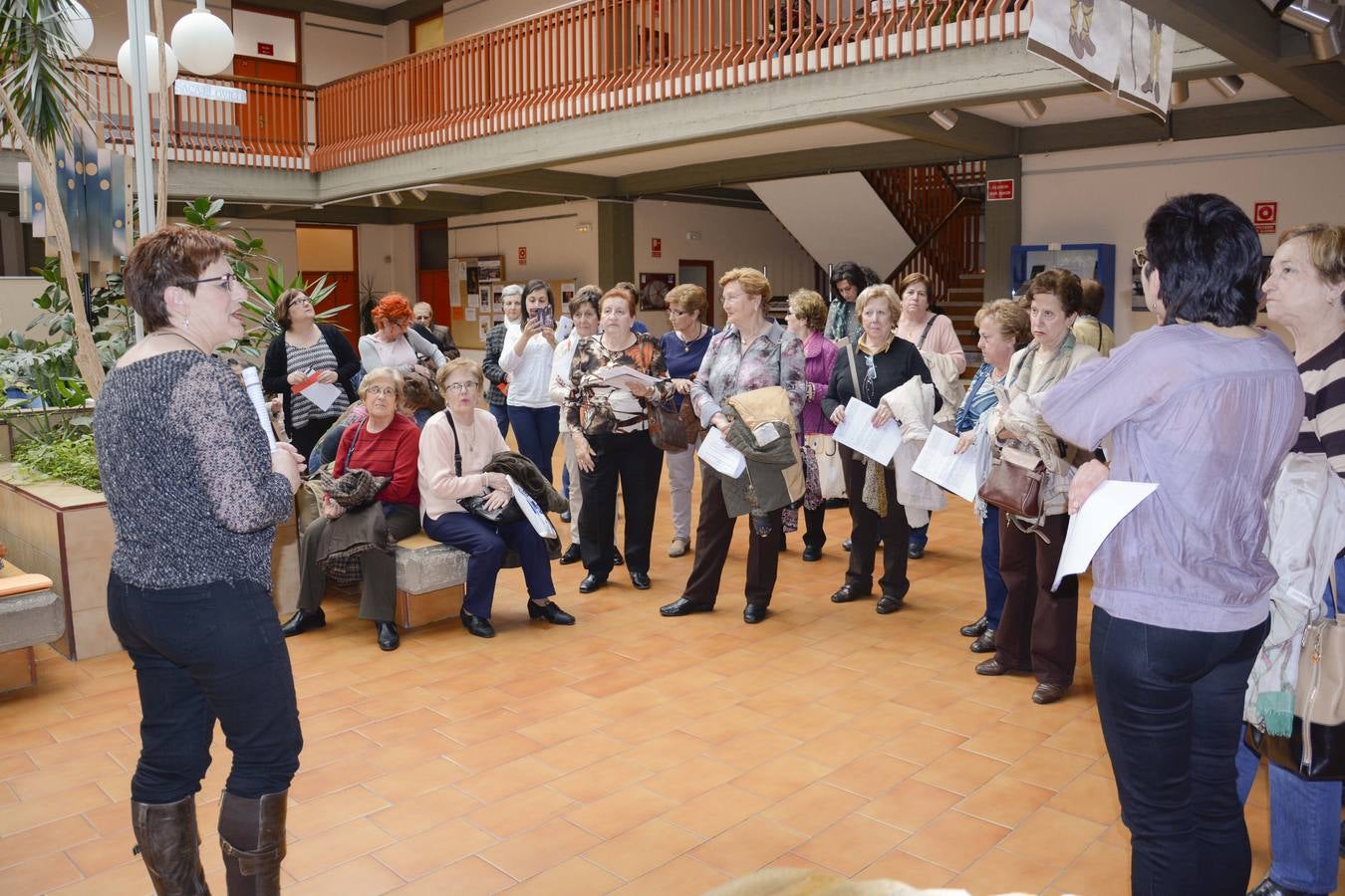 Alumnas de educación de alumnos empapelan del centro cívico de Delicias con refranes extraídos de &#039;El Quijote&#039;