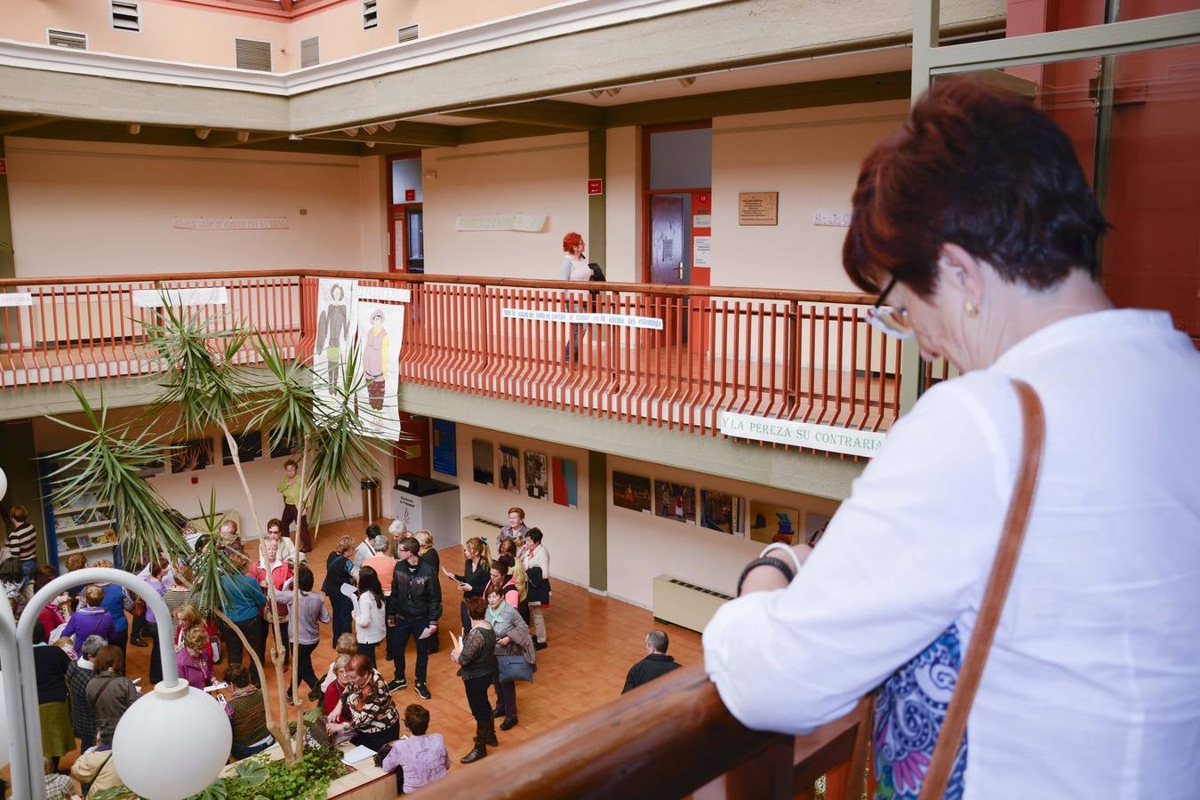 Alumnas de educación de alumnos empapelan del centro cívico de Delicias con refranes extraídos de &#039;El Quijote&#039;