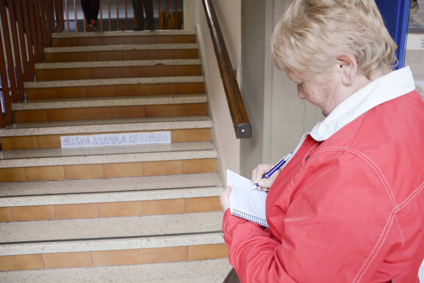 Alumnas de educación de alumnos empapelan del centro cívico de Delicias con refranes extraídos de &#039;El Quijote&#039;
