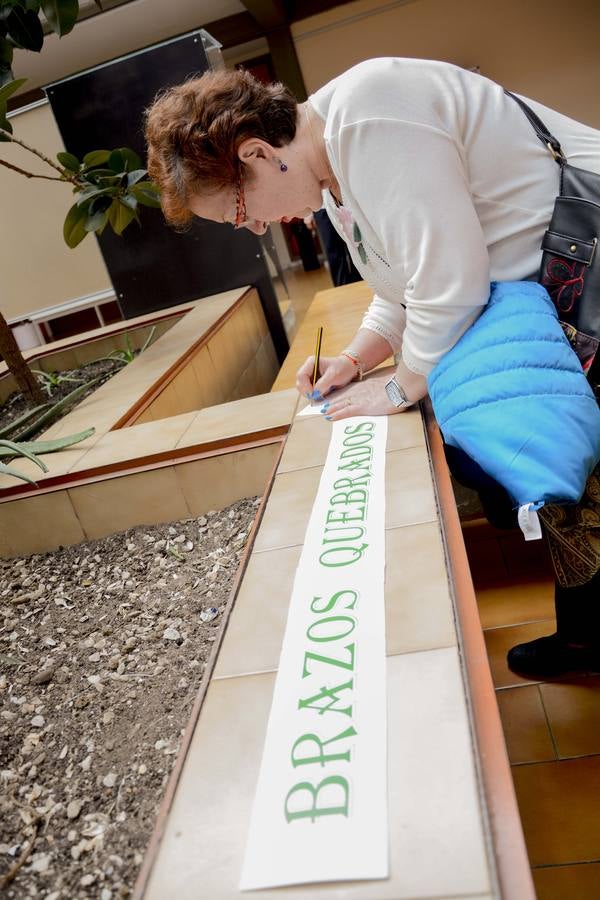 Alumnas de educación de alumnos empapelan del centro cívico de Delicias con refranes extraídos de &#039;El Quijote&#039;