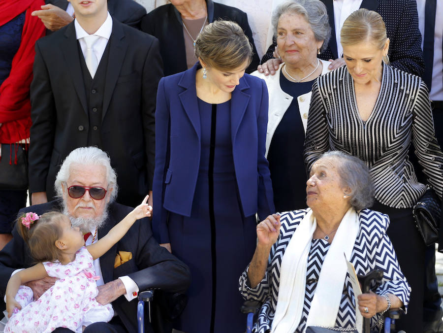 La reina Letizia conversa con Maria del Socorro Gordillo, esposa del Premio Cervantes Fernando del Paso, que aparece con su bisnieta.