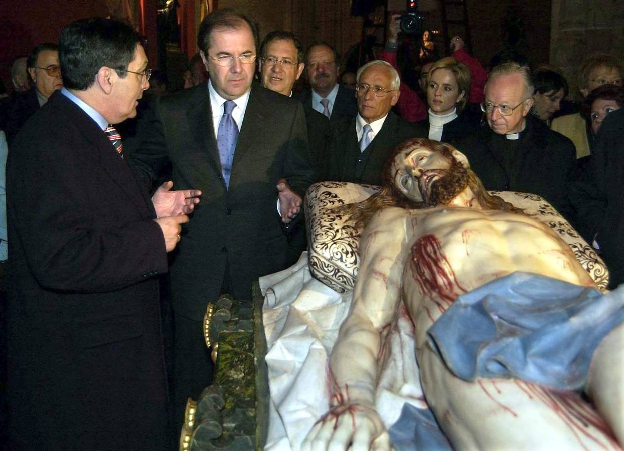 08.05.2003 Juan Vicente Herrera atienden las explicaciones de Antonio Meléndez (i) durante la inauguración de la exposición 'El árbol de la vida' en la Catedral de Segovia.