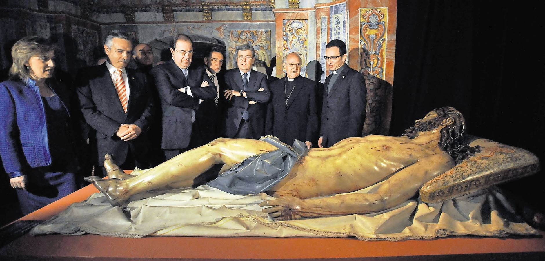 03.05.2011 Las autoridades contemplan un cristo yacente en la inauguración de la exposicion 'Passio' en la iglesia de Santiago de los Caballeros de Medina de Rioseco que comparte sede con la iglesia de Santiago el Real de Medina del Campo.