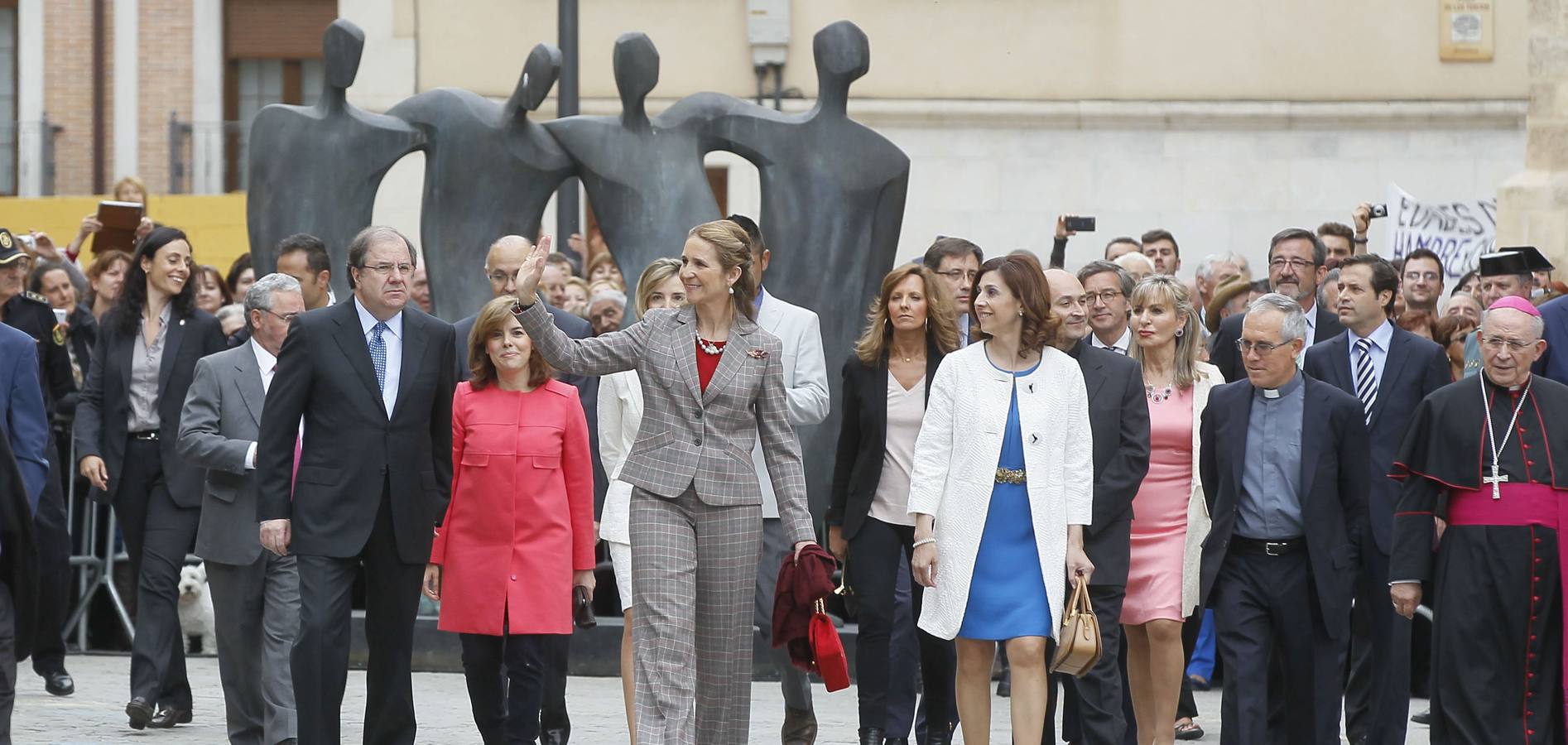 06.0514 La Infanta Elena no paró de saludar a los miles de arandinos en la inauguracion de la Exposición 'Eucharistia' de las Edades del Hombre en Aranda de Duero (Burgos).