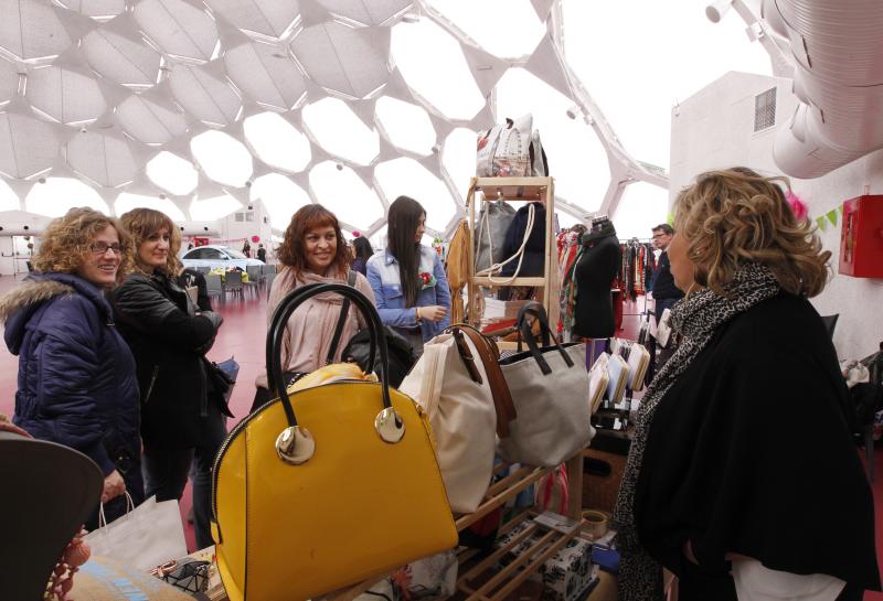 Mercadillo solidario en la Cúpula del Milenio de Valladolid