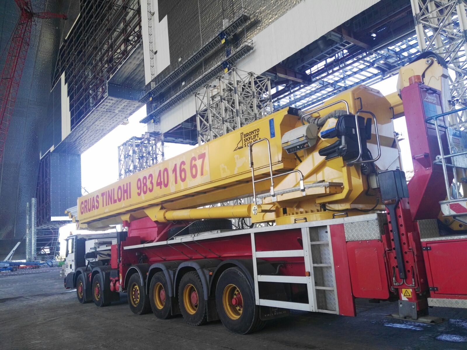 Gruístas vallisoletanos trabajan en la central nuclear de Chernóbil