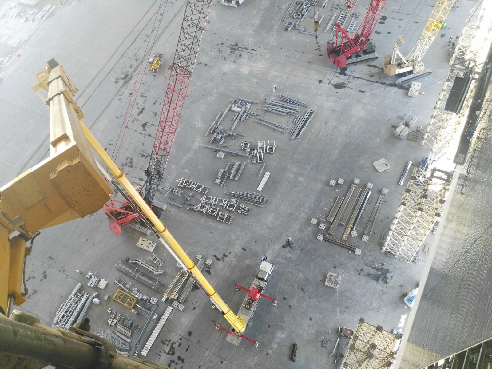 Gruístas vallisoletanos trabajan en la central nuclear de Chernóbil