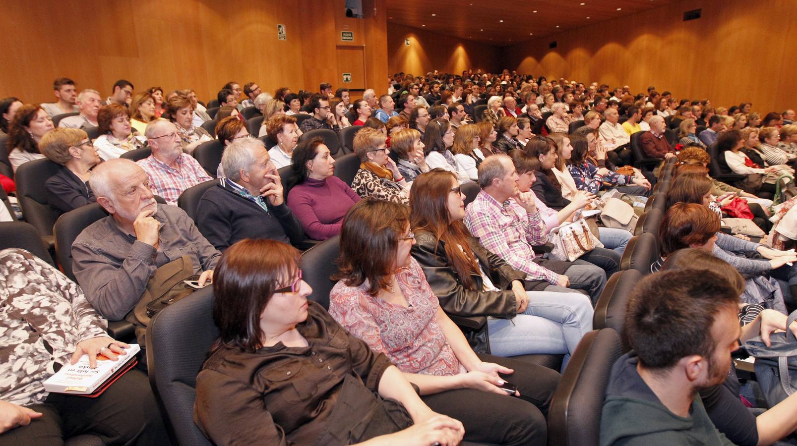 Rafael Santandreu y Julio Alfaro desbrozan con sus métodos el camino a la felicidad en el Aula de Cultura de El Norte