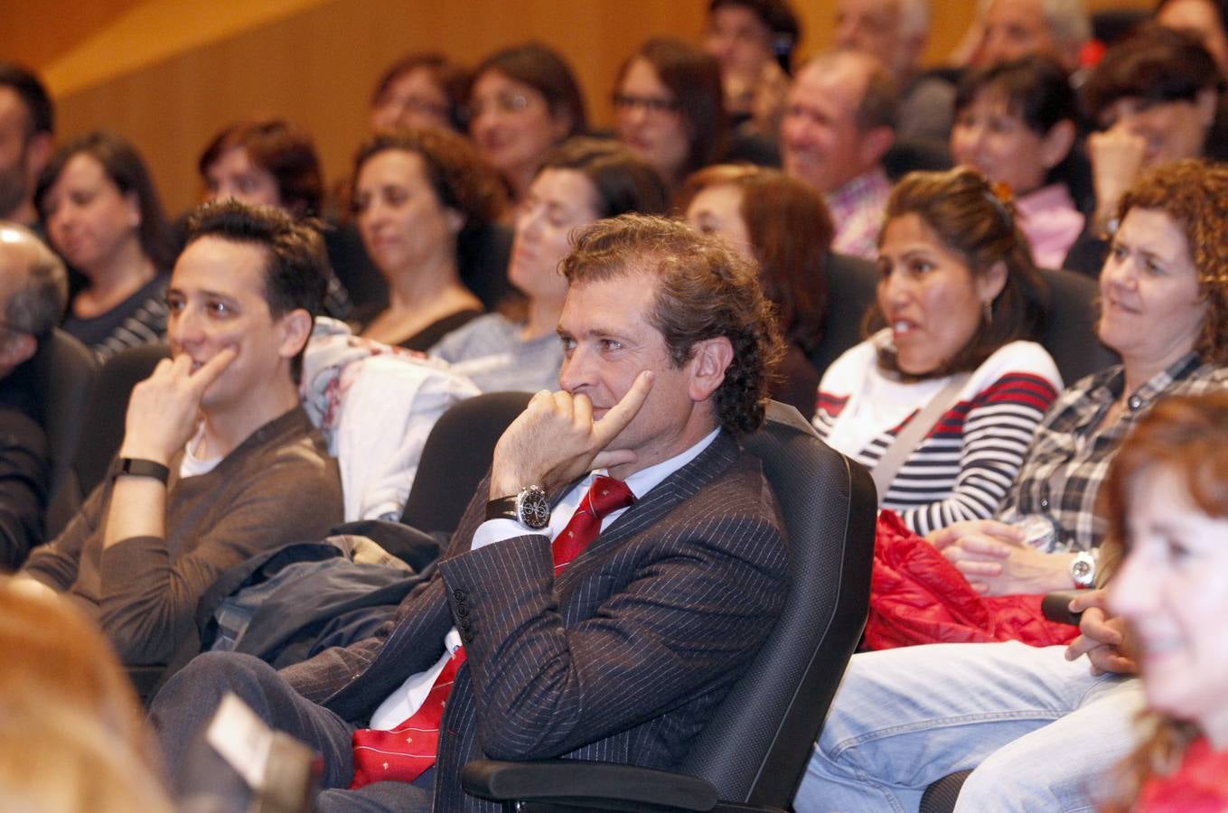 Rafael Santandreu y Julio Alfaro desbrozan con sus métodos el camino a la felicidad en el Aula de Cultura de El Norte