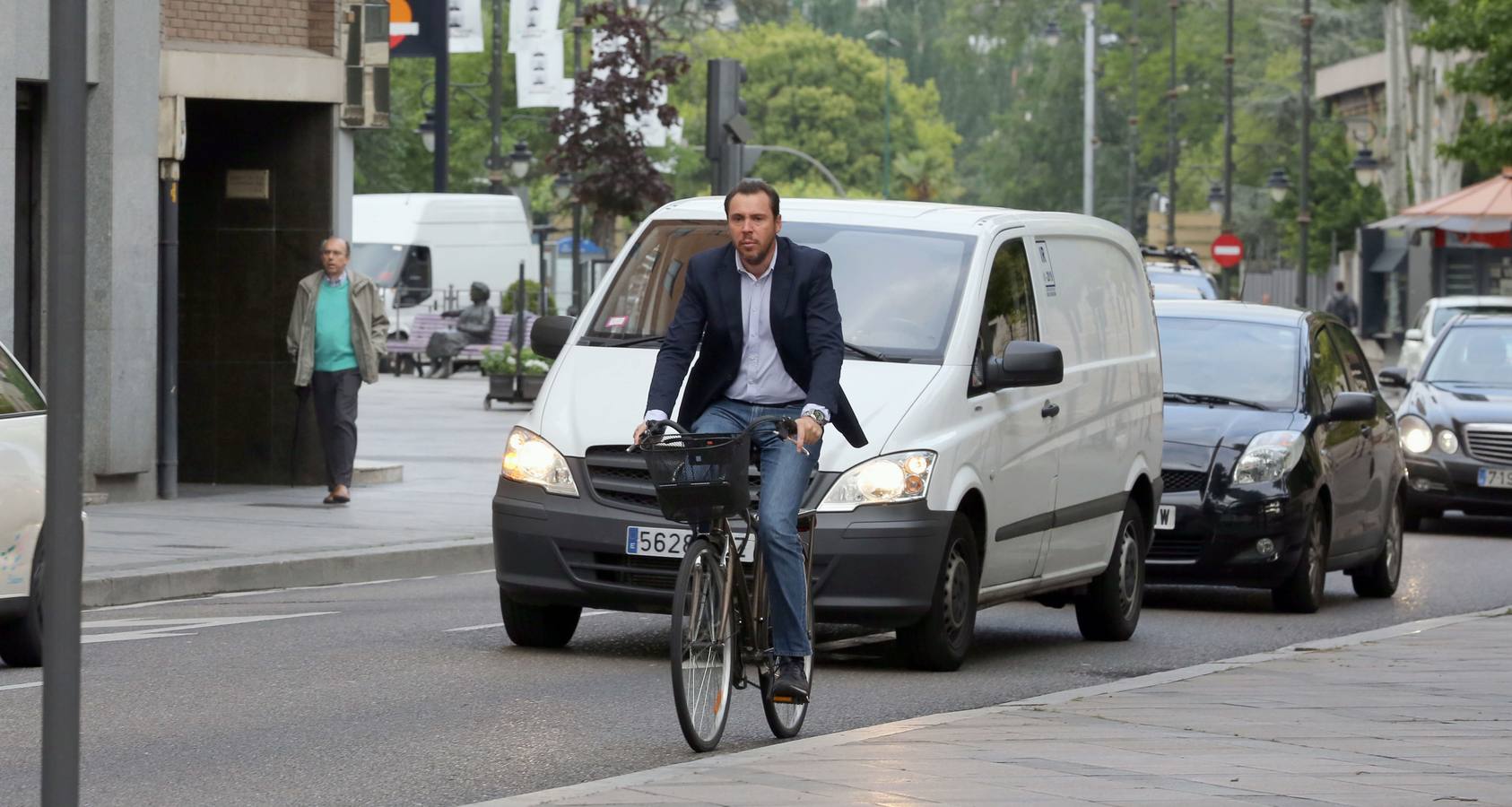15.06.15 Oscar Puente llega su primer dia al Ayuntamiento como alcalde de Valladolid en bicicleta, a las ocho en punto de la mañana.