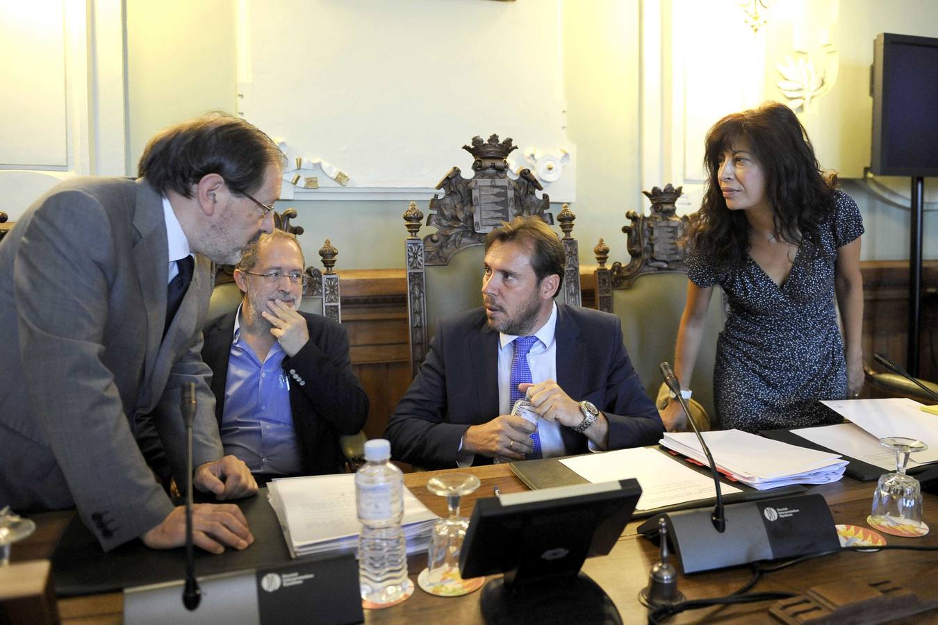 29.07.15 El secretario general del Ayuntamiento habla con Manuel Saravia, Óscar Puente y Ana Redondo durante el pleno.