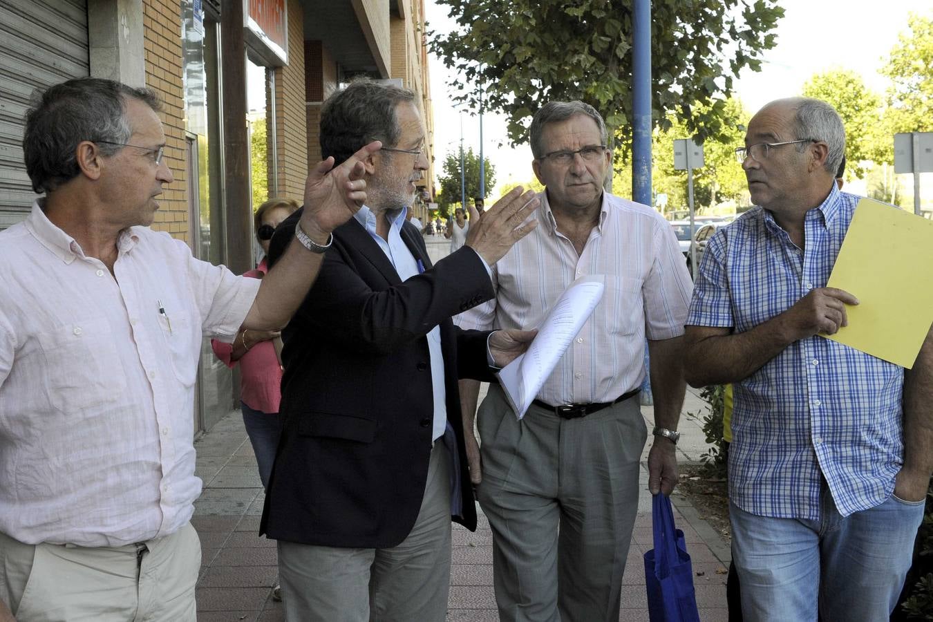 24.08.15 El concejal de Urbanismo y teniente de alcalde en el Ayuntamiento de Valladolid, Manuel Saravia, visita el barrio de Buenos Aires.