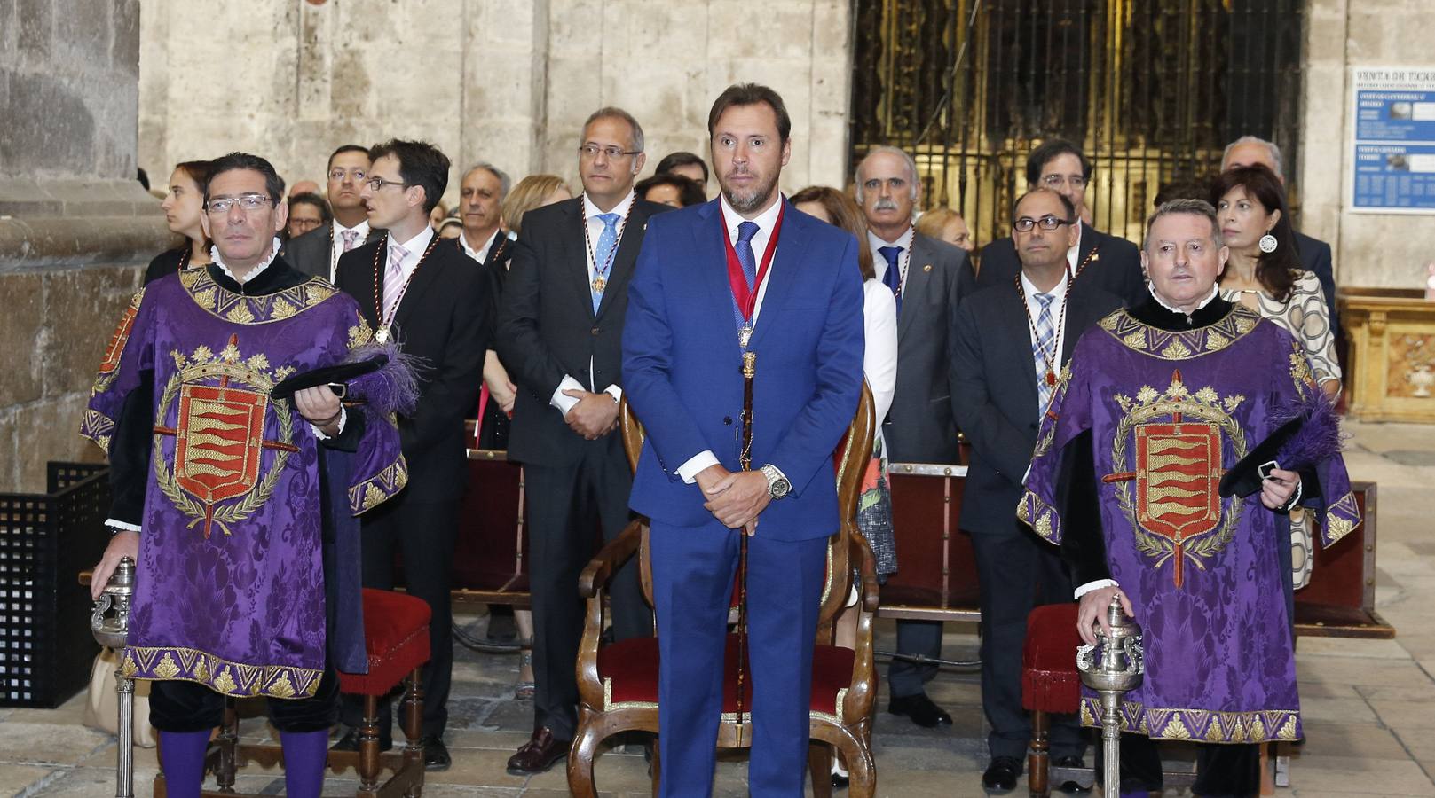 08.09.15 El alcalde de Valladolid, Óscar Puente, sigue atento la misa en honor a la Virgen de San Lorenzo, patrona de Valladolid. Detrás, concejales del PSOE, del PP y de Ciudadanos.