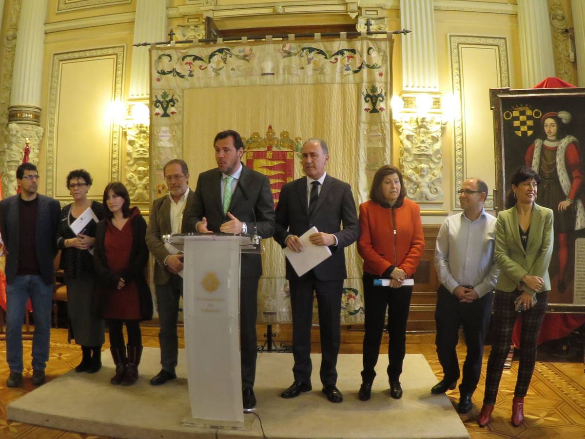 31.03.16 Óscar Puente, alcalde de Valladolid al frente del equipo de Gobierno al completo durante la presentación, en el salón de plenos del Ayuntamiento, del listado de inversiones previstas por el Ayuntamiento de Valladolid para 2016.