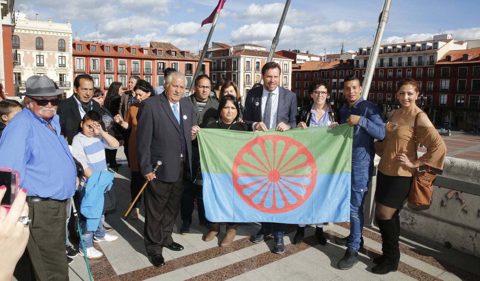 08.04.16 Bandera gitana en el Día Internacional del Pueblo Gitano en el Ayuntamiento de Valladolid.