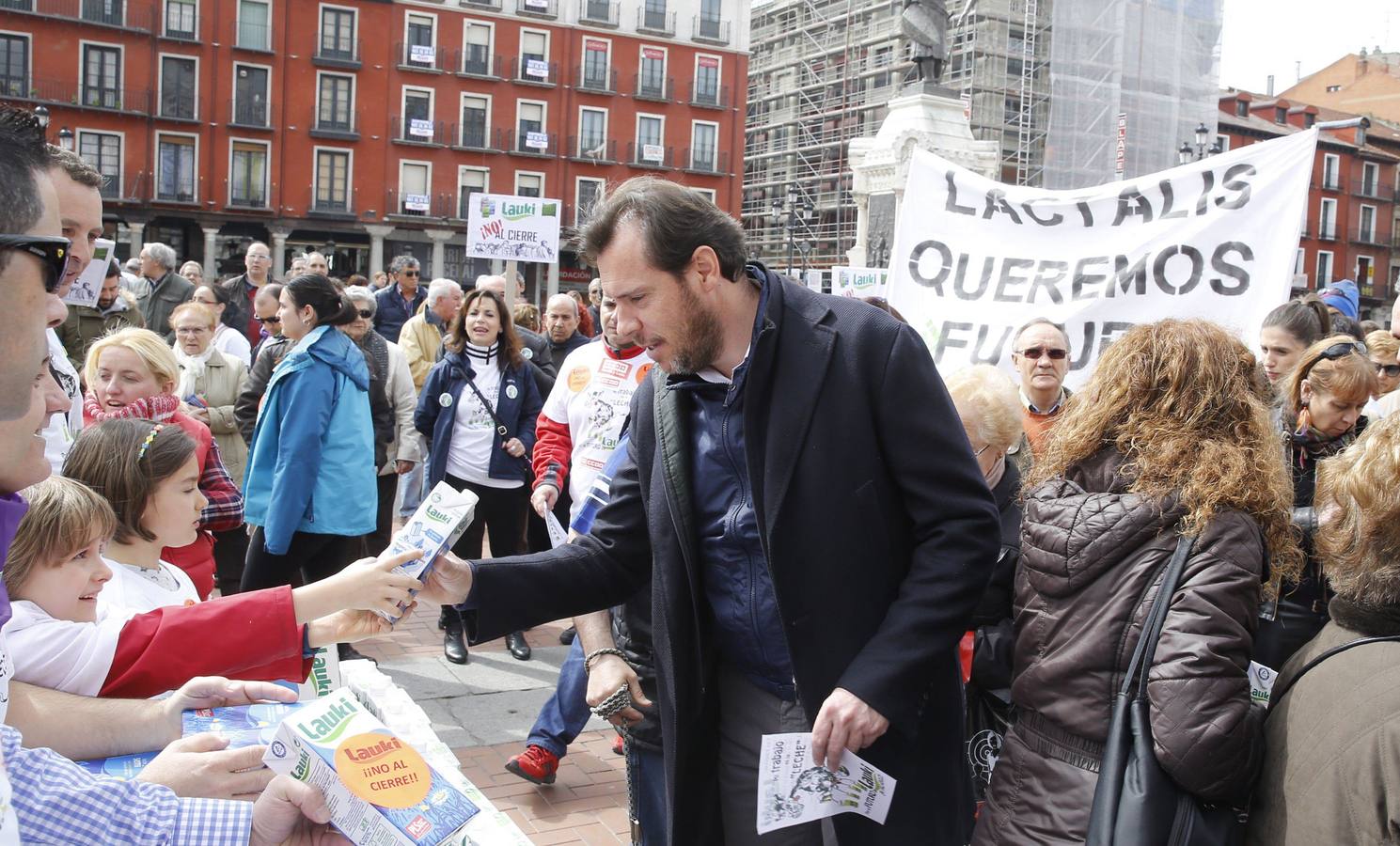 09.04.16 Empleados de Lauki regalan leche en la plaza mayor como medida de protesta contra el cierre de la fábrica de Valladolid. En la imagen, el alcalde Óscar Puente recoge simbólicamente su litro de leche, que después devolvió.