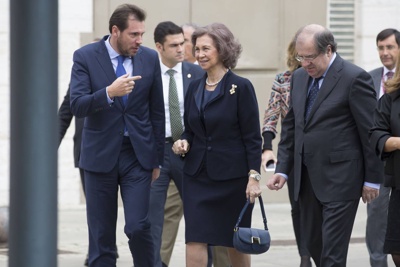 13.11.15 La Reina Sofía camina junto a Óscar Puente y Juan Vicente Herrera en el VI Congreso nacional de Alzheimer.