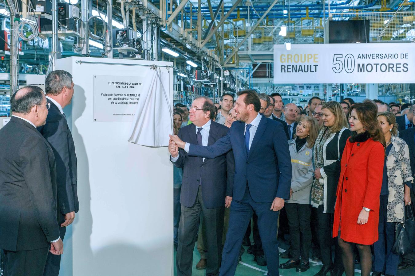14.11.15 Óscar Puente y Juan Vicente Herrera descubren una placa conmemorativa en la celebración del 50 aniversario de la fábrica de Motores de Renault en Valladolid.
