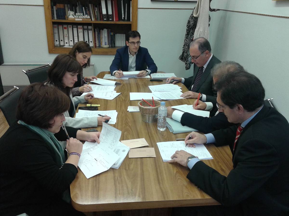 23.15.15 Charo Chávez, María Sánchez, Pilar Vicente, Pedro Herrero, Antonio Gato, José Antonio Martínez Bermejo y Jesús Enríquez durante la negociación de las enmiendas para su incorporación en el presupuesto 2016 del Ayuntamiento de Valladolid.
