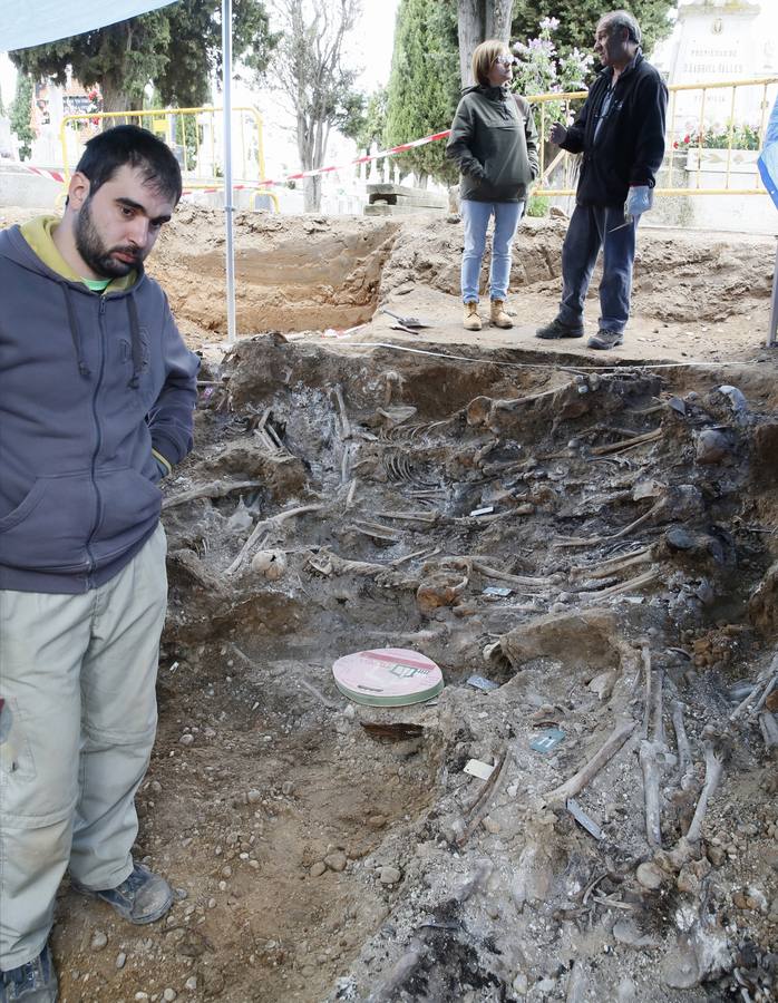 Trabajos de exhumación en una fosa común del Cementerio de El Carmen